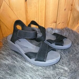 Clarks Cloudsteppers sandals Womens   10 Wide     Black
